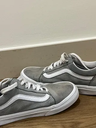 Zapatillas Vans grises y blancas