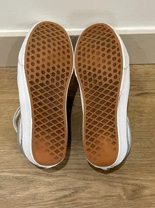 Zapatillas Vans grises y blancas