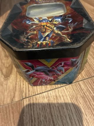 Caja metálica Pokémon con cartas