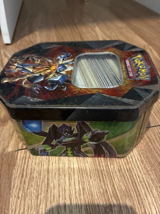 Caja metálica Pokémon con cartas