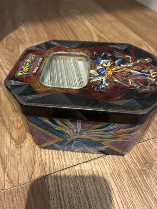Caja metálica Pokémon con cartas