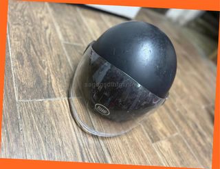Casco de moto negro con visera