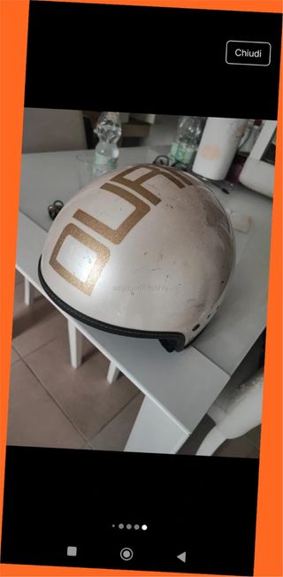 Casco de moto blanco con letras doradas