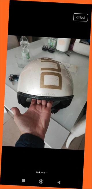 Casco de moto blanco con letras doradas
