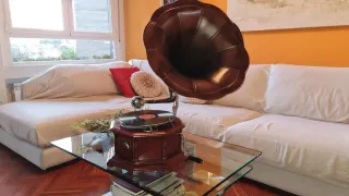 Gramola antigua en buen estado