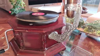 Gramola antigua en buen estado