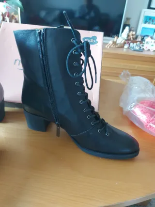 Botines negros con cordones