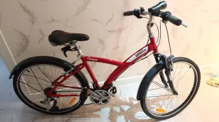 Bicicleta de paseo Btwin roja