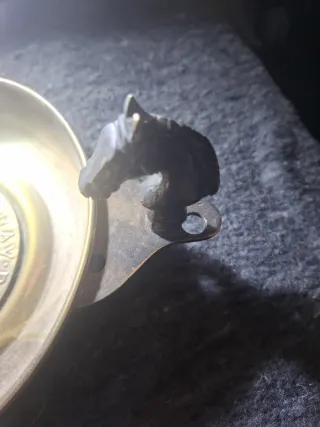 Limosnera de bronce con figura