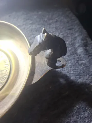 Limosnera de bronce con figura