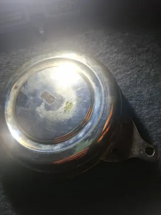 Limosnera de bronce con figura