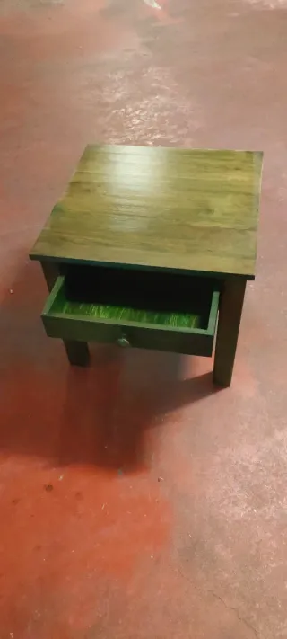 Mesa auxiliar de madera con cajón