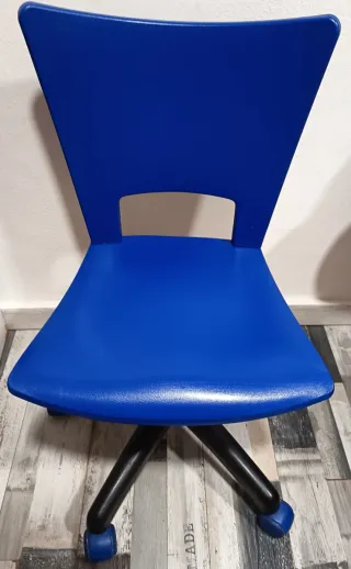 Silla de escritorio azul con ruedas