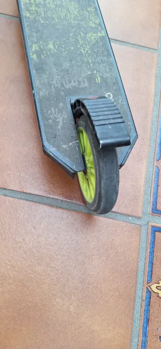 Patinete infantil negro y verde