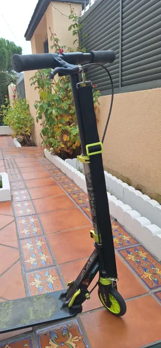 Patinete infantil negro y verde