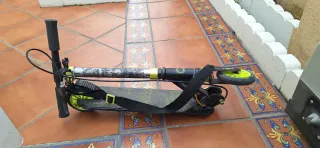 Patinete infantil negro y verde