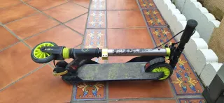 Patinete infantil negro y verde