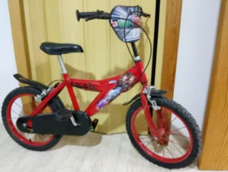Bicicleta infantil roja