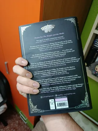 The Knight and The Moth tapa dura en inglés.