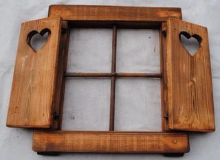 Finestrella artigianale con scuri traforati