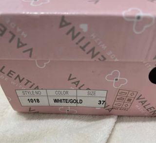 Zapatillas blancas con corazones y detalles dorado