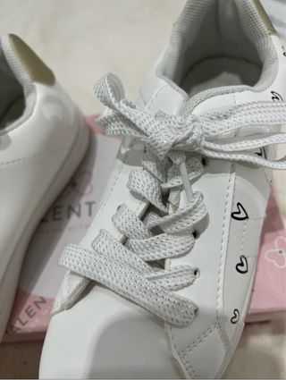 Zapatillas blancas con corazones y detalles dorado