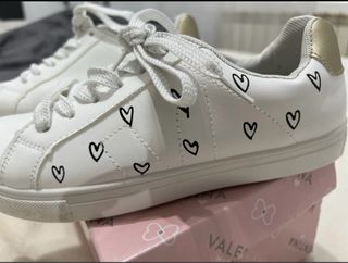 Zapatillas blancas con corazones y detalles dorado