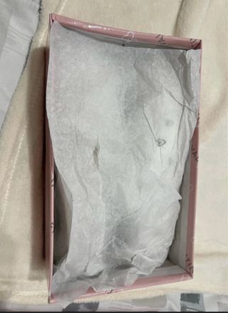 Zapatillas blancas con corazones y detalles dorado