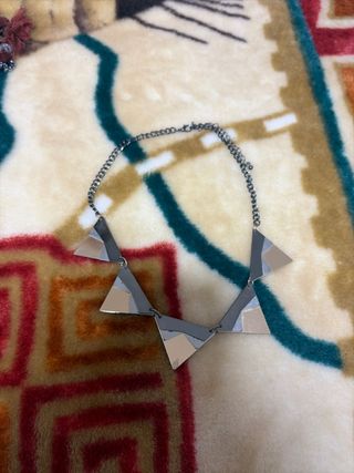 Collar Bershka Triángulos Plata y Beige