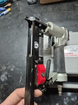 Pistola neumática clavadora con maletín