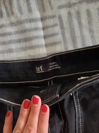 Falda negra con costuras blancas