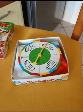 Twister Gioco da Tavolo MB Giochi