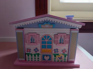 Cajita musical casa azul y rosa
