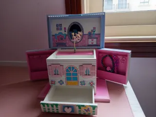 Cajita musical casa azul y rosa