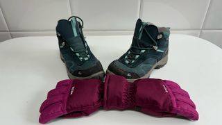 Botas Quechua y Guantes Wedze.