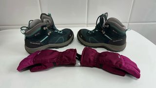 Botas Quechua y Guantes Wedze.