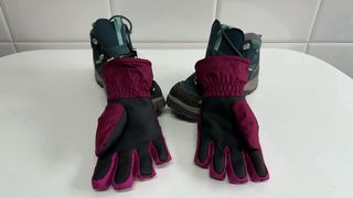 Botas Quechua y Guantes Wedze.