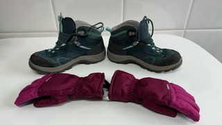 Botas Quechua y Guantes Wedze.