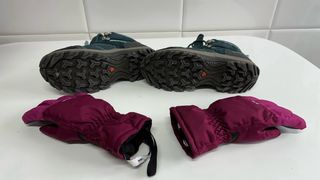 Botas Quechua y Guantes Wedze.