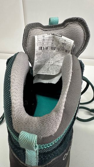 Botas Quechua y Guantes Wedze.