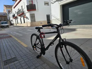 Bicicleta de montaña negra