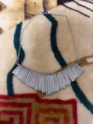 Collar Bershka plateado flecos