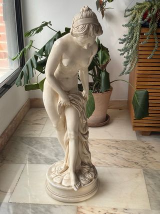 Estatua de escayola lacada mujer desnuda