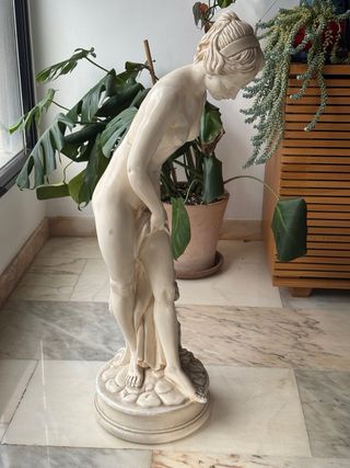 Estatua de escayola lacada mujer desnuda