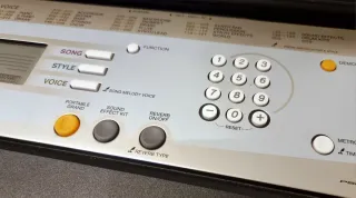 Teclado YAMAHA PSR-E203 + funda y manual IMPECABLE