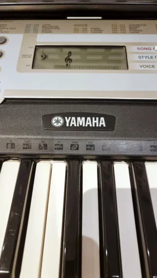 Teclado YAMAHA PSR-E203 + funda y manual IMPECABLE