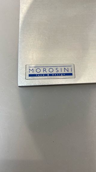 Lámpara de mesa granate y plateada