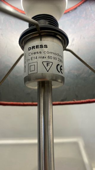 Lámpara de mesa granate y plateada