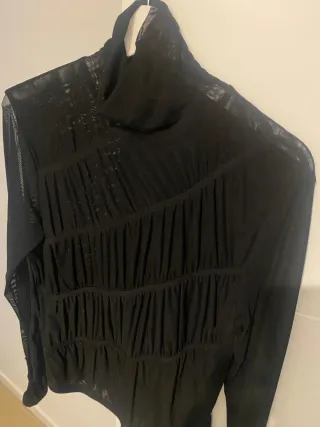 Camiseta negra cuello alto transparente