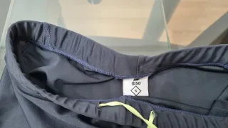 Mallas deportivas grises y amarillas